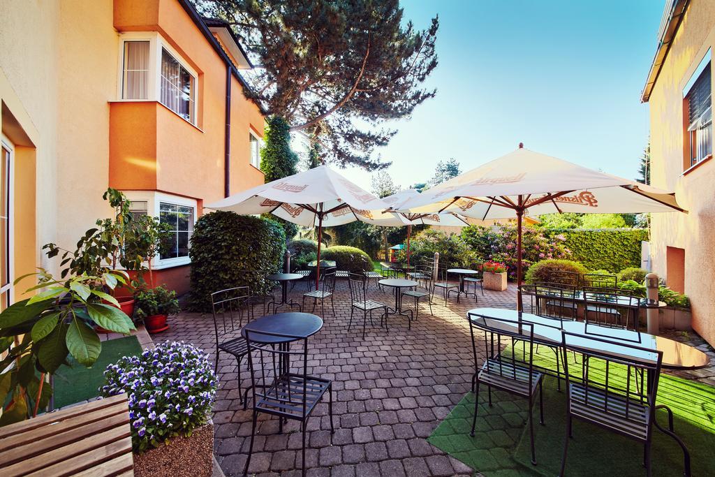 Hotel Tulipan Prŭhonice Dış mekan fotoğraf